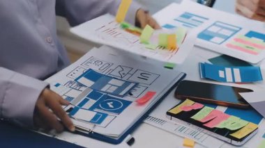 UI UX web tasarımcısı ekibi UI UX ön uç tasarımcısı önizlemeleri ile mobil yanıt veren web siteleri geliştirmek için birlikte çalışıyor