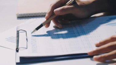 UI UX web tasarımcısı ekibi UI UX ön uç tasarımcısı önizlemeleri ile mobil yanıt veren web siteleri geliştirmek için birlikte çalışıyor