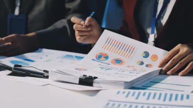 Bir grup menajer iş saatinden sonra akşam saatlerinde takım toplantısı yapıyor. Meslektaşlar Yıllık Finansal ve Pazarlama Raporlarını Tartışıyor. Yaratıcı Ofis 'te takım çalışması. Eller Üzerinde Kapat.