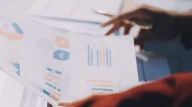 Bir grup menajer iş saatinden sonra akşam saatlerinde takım toplantısı yapıyor. Meslektaşlar Yıllık Finansal ve Pazarlama Raporlarını Tartışıyor. Yaratıcı Ofis 'te takım çalışması. Eller Üzerinde Kapat.