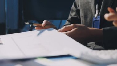 Bir grup menajer iş saatinden sonra akşam saatlerinde takım toplantısı yapıyor. Meslektaşlar Yıllık Finansal ve Pazarlama Raporlarını Tartışıyor. Yaratıcı Ofis 'te takım çalışması. Eller Üzerinde Kapat.