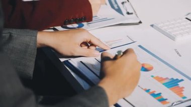 Bir grup menajer iş saatinden sonra akşam saatlerinde takım toplantısı yapıyor. Meslektaşlar Yıllık Finansal ve Pazarlama Raporlarını Tartışıyor. Yaratıcı Ofis 'te takım çalışması. Eller Üzerinde Kapat.