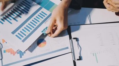 Bir grup menajer iş saatinden sonra akşam saatlerinde takım toplantısı yapıyor. Meslektaşlar Yıllık Finansal ve Pazarlama Raporlarını Tartışıyor. Yaratıcı Ofis 'te takım çalışması. Eller Üzerinde Kapat.