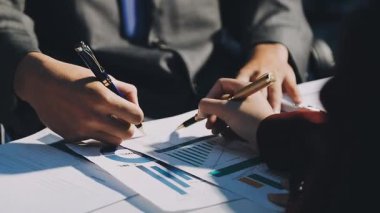 Bir grup menajer iş saatinden sonra akşam saatlerinde takım toplantısı yapıyor. Meslektaşlar Yıllık Finansal ve Pazarlama Raporlarını Tartışıyor. Yaratıcı Ofis 'te takım çalışması. Eller Üzerinde Kapat.