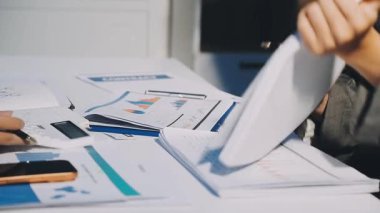 Bir grup menajer iş saatinden sonra akşam saatlerinde takım toplantısı yapıyor. Meslektaşlar Yıllık Finansal ve Pazarlama Raporlarını Tartışıyor. Yaratıcı Ofis 'te takım çalışması. Eller Üzerinde Kapat.