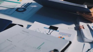 Bir grup menajer iş saatinden sonra akşam saatlerinde takım toplantısı yapıyor. Meslektaşlar Yıllık Finansal ve Pazarlama Raporlarını Tartışıyor. Yaratıcı Ofis 'te takım çalışması. Eller Üzerinde Kapat.