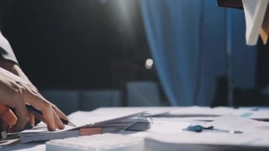 Bir grup menajer iş saatinden sonra akşam saatlerinde takım toplantısı yapıyor. Meslektaşlar Yıllık Finansal ve Pazarlama Raporlarını Tartışıyor. Yaratıcı Ofis 'te takım çalışması. Eller Üzerinde Kapat.