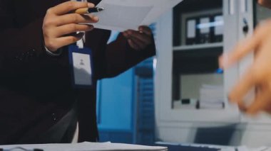 Bir grup menajer iş saatinden sonra akşam saatlerinde takım toplantısı yapıyor. Meslektaşlar Yıllık Finansal ve Pazarlama Raporlarını Tartışıyor. Yaratıcı Ofis 'te takım çalışması. Eller Üzerinde Kapat.