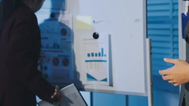 Bir grup menajer iş saatinden sonra akşam saatlerinde takım toplantısı yapıyor. Meslektaşlar Yıllık Finansal ve Pazarlama Raporlarını Tartışıyor. Yaratıcı Ofis 'te takım çalışması. Eller Üzerinde Kapat.