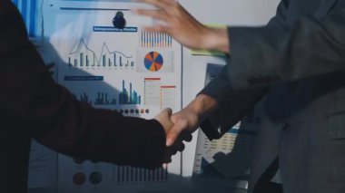 Bir grup menajer iş saatinden sonra akşam saatlerinde takım toplantısı yapıyor. Meslektaşlar Yıllık Finansal ve Pazarlama Raporlarını Tartışıyor. Yaratıcı Ofis 'te takım çalışması. Eller Üzerinde Kapat.