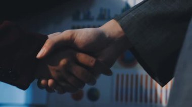 Bir grup menajer iş saatinden sonra akşam saatlerinde takım toplantısı yapıyor. Meslektaşlar Yıllık Finansal ve Pazarlama Raporlarını Tartışıyor. Yaratıcı Ofis 'te takım çalışması. Eller Üzerinde Kapat.