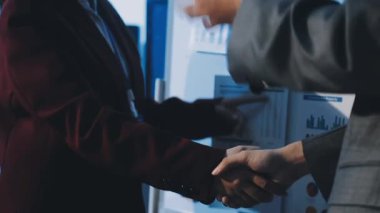 Bir grup menajer iş saatinden sonra akşam saatlerinde takım toplantısı yapıyor. Meslektaşlar Yıllık Finansal ve Pazarlama Raporlarını Tartışıyor. Yaratıcı Ofis 'te takım çalışması. Eller Üzerinde Kapat.