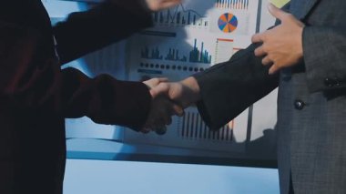 Bir grup menajer iş saatinden sonra akşam saatlerinde takım toplantısı yapıyor. Meslektaşlar Yıllık Finansal ve Pazarlama Raporlarını Tartışıyor. Yaratıcı Ofis 'te takım çalışması. Eller Üzerinde Kapat.