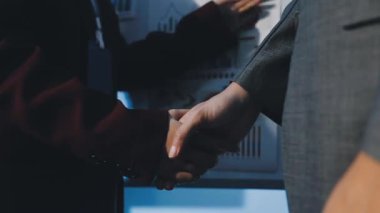 Bir grup menajer iş saatinden sonra akşam saatlerinde takım toplantısı yapıyor. Meslektaşlar Yıllık Finansal ve Pazarlama Raporlarını Tartışıyor. Yaratıcı Ofis 'te takım çalışması. Eller Üzerinde Kapat.