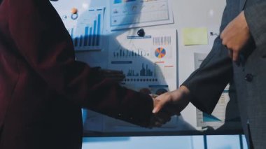 Bir grup menajer iş saatinden sonra akşam saatlerinde takım toplantısı yapıyor. Meslektaşlar Yıllık Finansal ve Pazarlama Raporlarını Tartışıyor. Yaratıcı Ofis 'te takım çalışması. Eller Üzerinde Kapat.