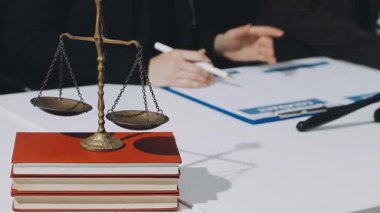 Hukuk teması, hakimin tokmağı, kolluk kuvvetleri, kanıt temelli davalar ve dikkate alınan belgeler..