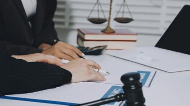 Hukuk teması, hakimin tokmağı, kolluk kuvvetleri, kanıt temelli davalar ve dikkate alınan belgeler..