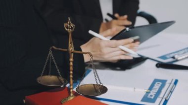 Hukuk teması, hakimin tokmağı, kolluk kuvvetleri, kanıt temelli davalar ve dikkate alınan belgeler..