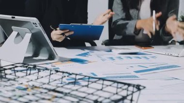 Hesap makinesi olan bir vergi muhasebecisi ofiste çalışıyor, yakın plan.