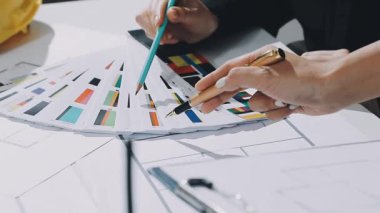 Çalışma ve tablet hakkında konuşan iki meslektaş, ofisteki inşaat sahasında mimari projeyle ilgili bilgisayarı açtılar.