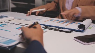 Genç insanlar modern ofiste iş toplantısı