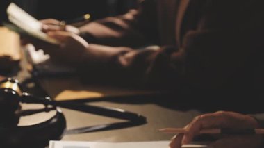 Defteri ve kalemi olan bir adam.