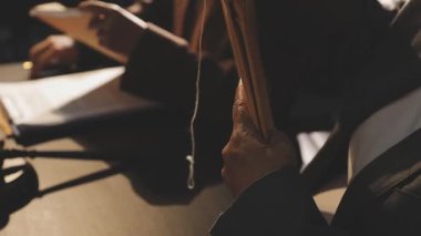 Adam kütüphanede kitap okuyor.