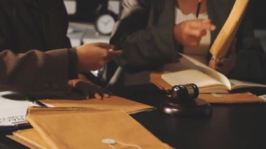 Avukatın müşterilere sözleşmeyi imzalaması.