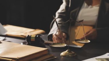 Avukat ya da avukat büroda evrak ve tokmakla çalışıyor. hukuki danışma kavramı