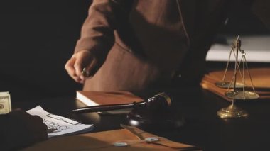 Takım elbiseli ve kravatlı bir işadamı.