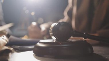 Yargıç Tokmak ve hukuk kitabı masada. Hukuk ve adalet kavramı.