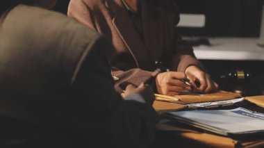 Ofiste çalışan bir iş adamı.