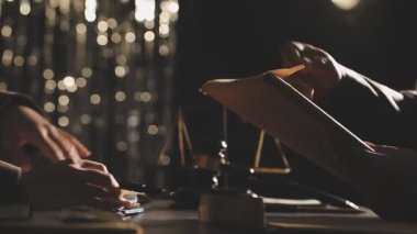 Odada fırçayla resim yapan bir sanatçı. yüksek kaliteli fotoğraf