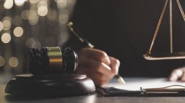 Yargıç tokmak ve adaletin terazisi