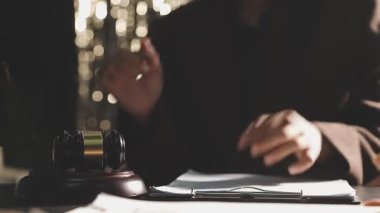 Kalemle kağıda yazan adamı kapat