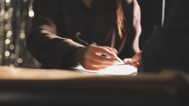 Atölyede çalışan genç bir kadın sanatçı.