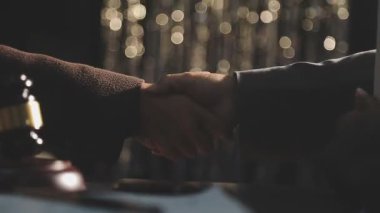 Elinde bir kadeh şampanya tutan adam.