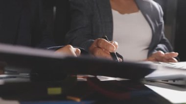 İş ekibi toplantısı ve ofiste çalışma