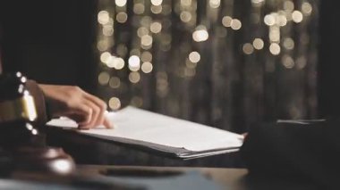 Ofisteki masada kalemle deftere el yazısı yazan adam.