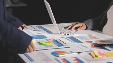 İş adamları modern ofiste çalışır.