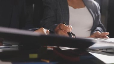 İş yerinde dizüstü bilgisayar, ofis işi, girişim işi ve modern şirket beyin fırtınası kullanan iş adamları.