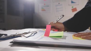 İş adamları ofiste mali tabloları tartışıyor ve analiz ediyorlar.