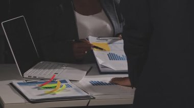 İşadamı ofiste bilgisayarla çalışıyor.