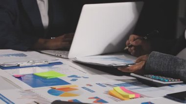 İş adamları beyin fırtınası yapıyor, mali grafikle görüşüyor ve iş yerinde rapor veriyor. toplantı çalışma konsepti.