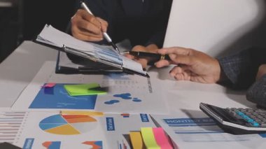 İş ekibi ofiste birlikte çalışıyor.