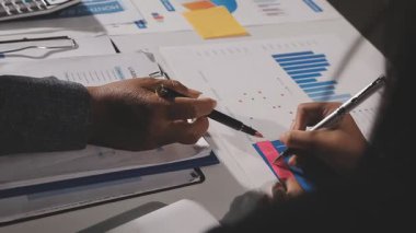 Genç işadamı ofiste çalışıyor.