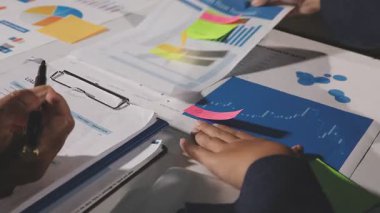 İş adamları ofiste iş planlarını tartışıyor