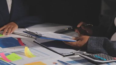 Bir grup insanla iş görüşmesi..