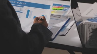 İş adamları ofiste mali verileri tartışıyor ve analiz ediyorlar