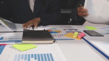 İş ekibi ofisinde toplanıyor.